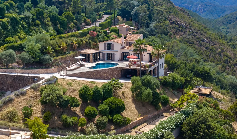 La villa, sa piscine et son jardin vus du ciel