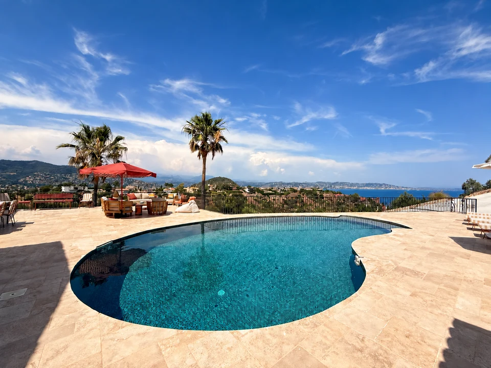 La piscine et la baie de Cannes