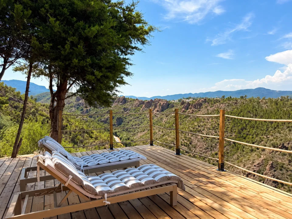 La terrasse en bois ouverte sur les paysages de l’Estérel
